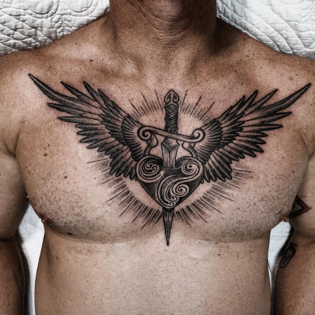 Tatuagem blackwork de adaga com asas no peito