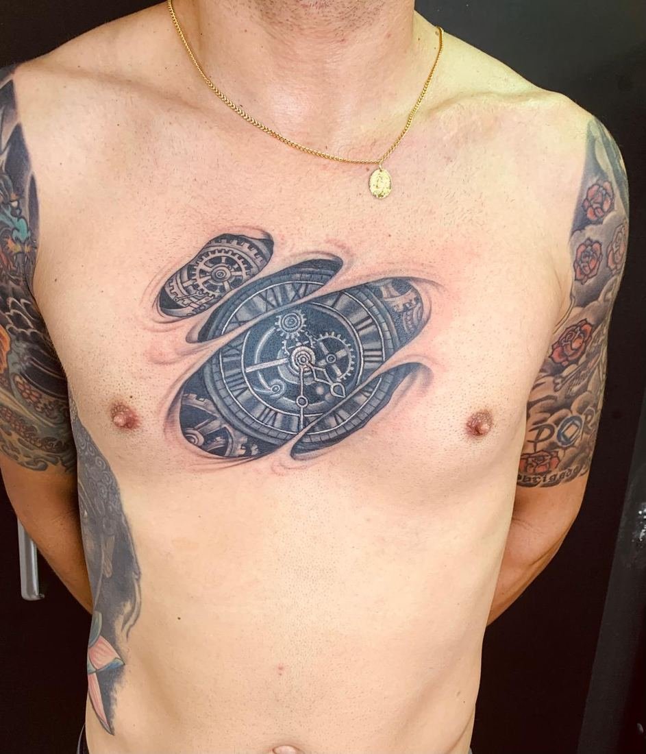 Tatuagem blackwork de bússola no peito