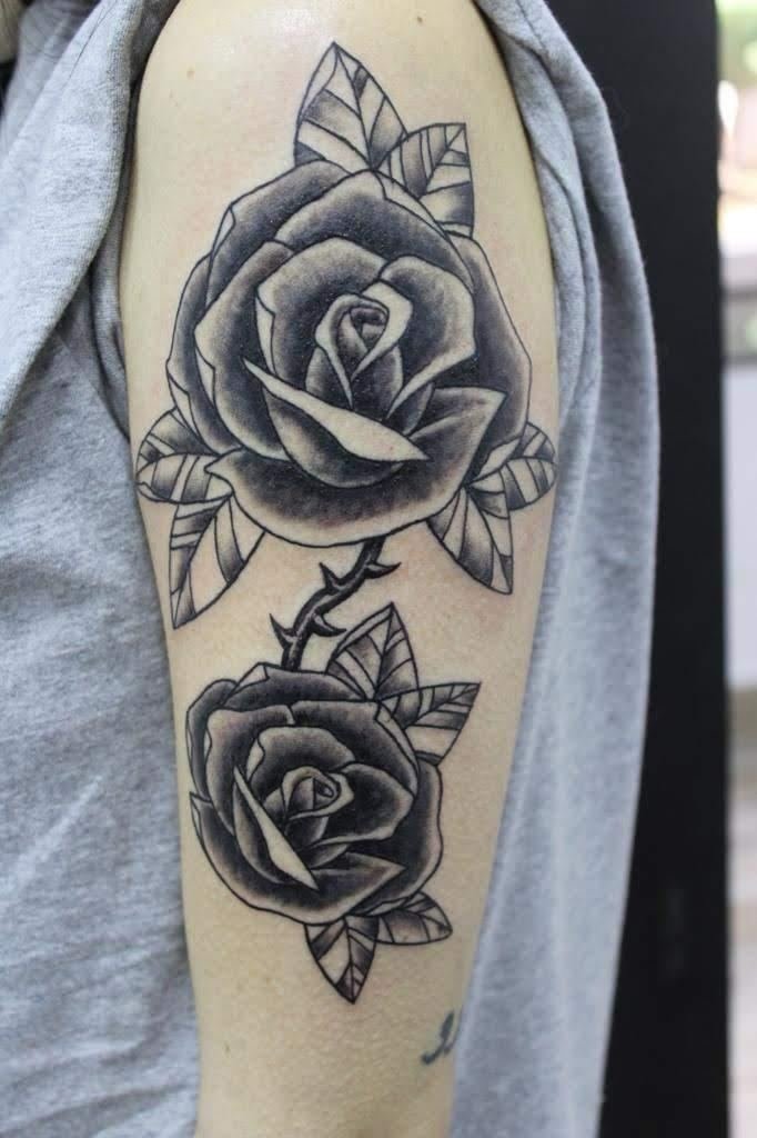 Tatuagem blackwork de rosas no braço