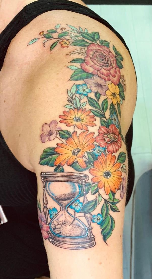 Tatuagem colorida floral no ombro