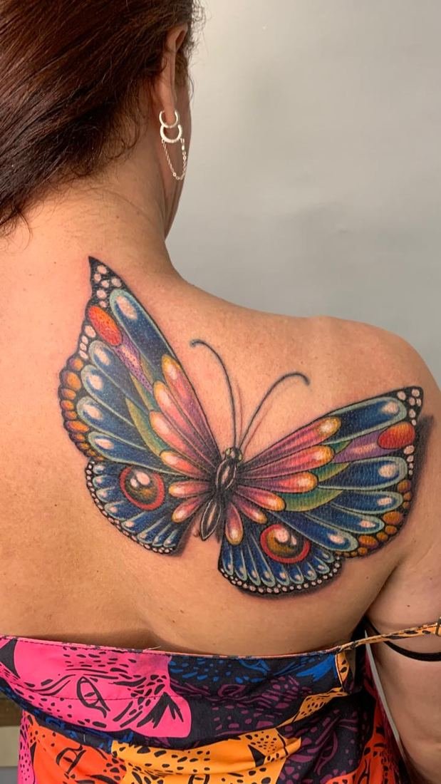 Tatuagem aquarela de borboleta nas costas