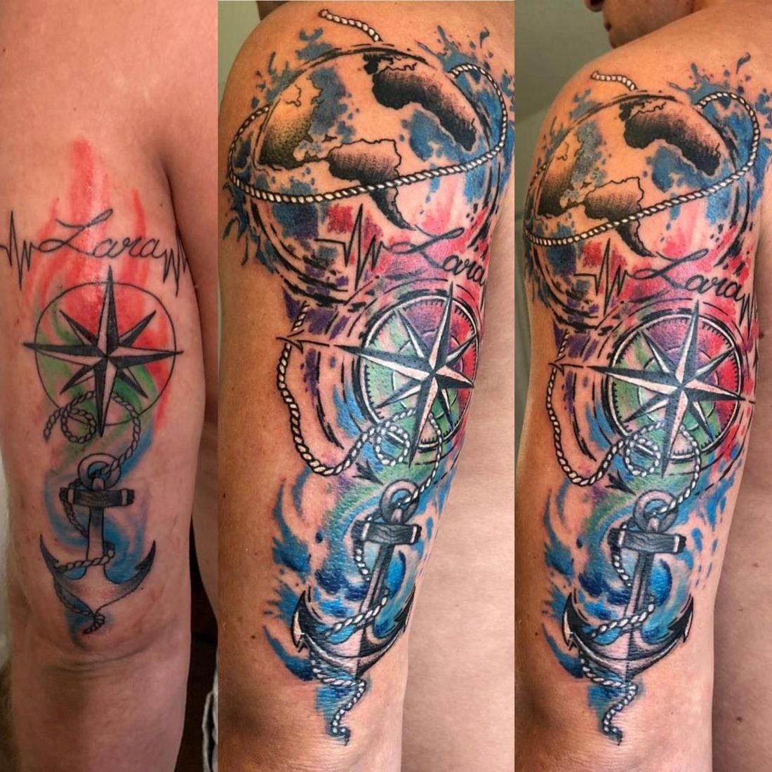 Tatuagem colorida dupla de bússolas