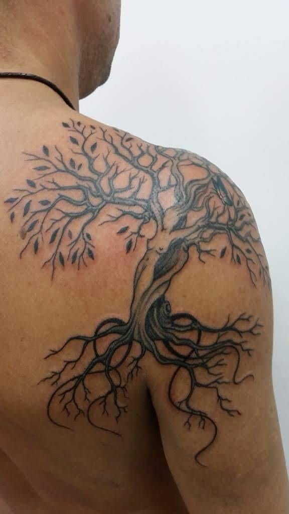 Tatuagem fineline de árvore no ombro
