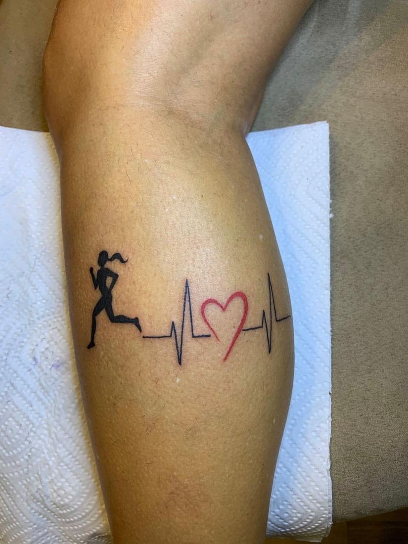 Tatuagem fineline de batimento cardíaco