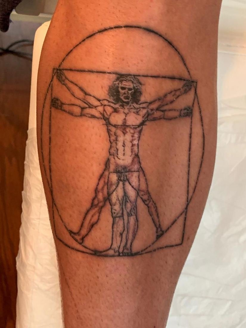 Tatuagem fineline do homem vitruviano