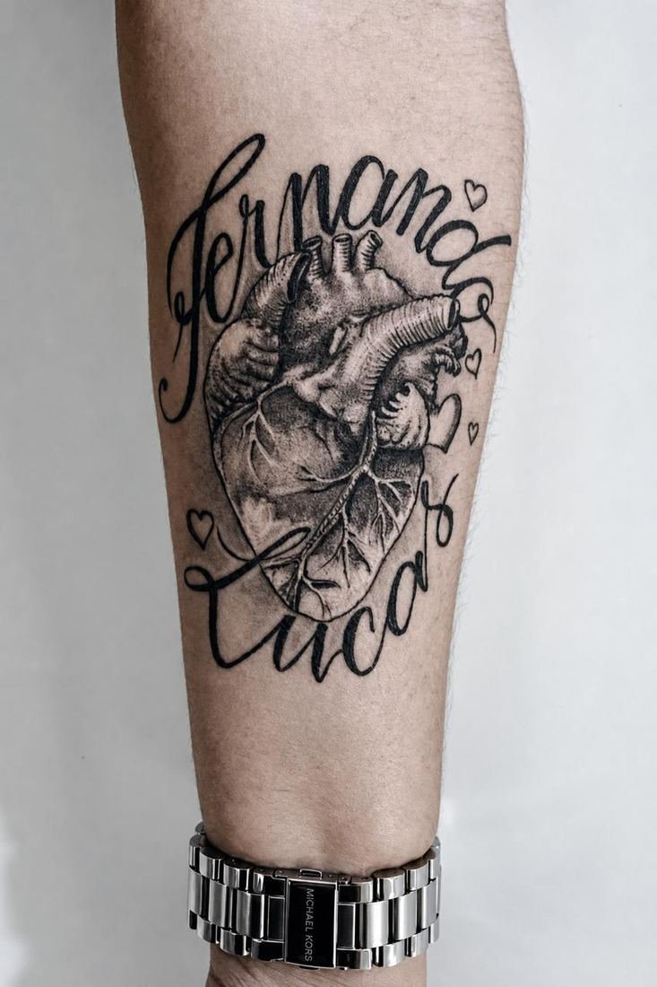 Tatuagem de lettering com nome na perna
