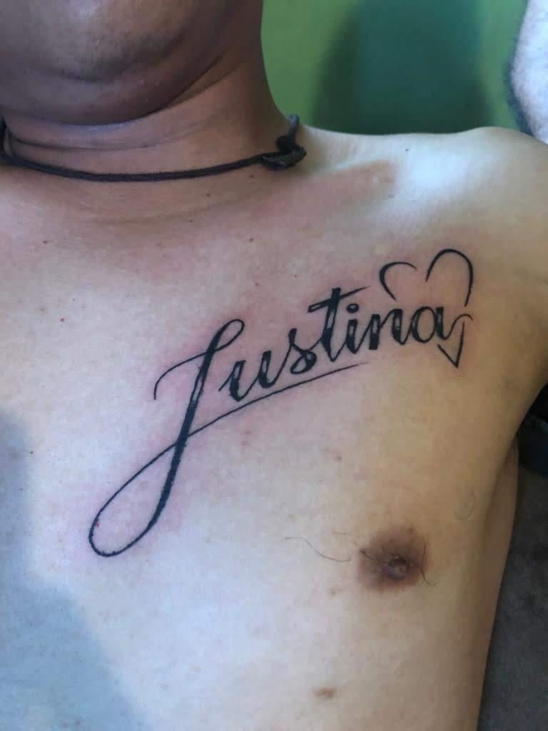 Tatuagem de lettering com nome no peito