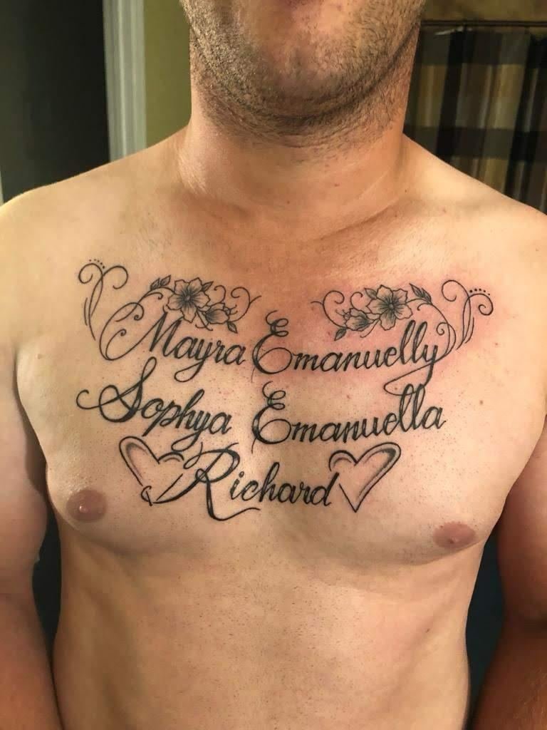 Tatuagem de lettering com nomes da família