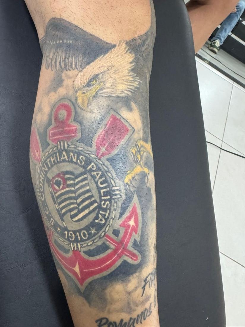 Tatuagem old school de âncora e escudo