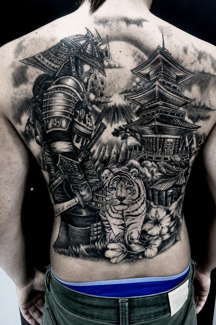 Tatuagem realista de templo japonês nas costas