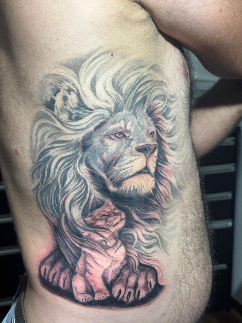 Tatuagem realista de leão com filhote