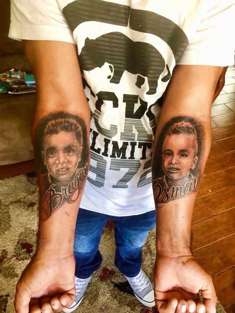 Tatuagem realista de retratos em preto e cinza