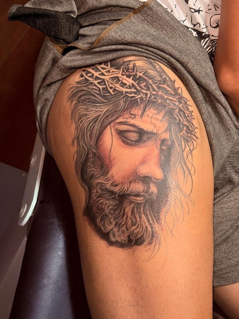 Tatuagem religiosa de Jesus com coroa de espinhos