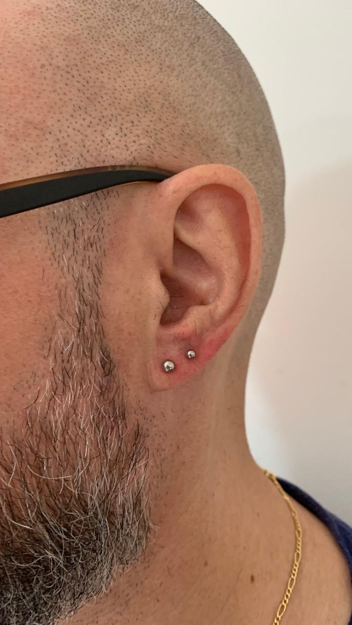 Trabalho de piercing do estúdio Paulinho Tattoo