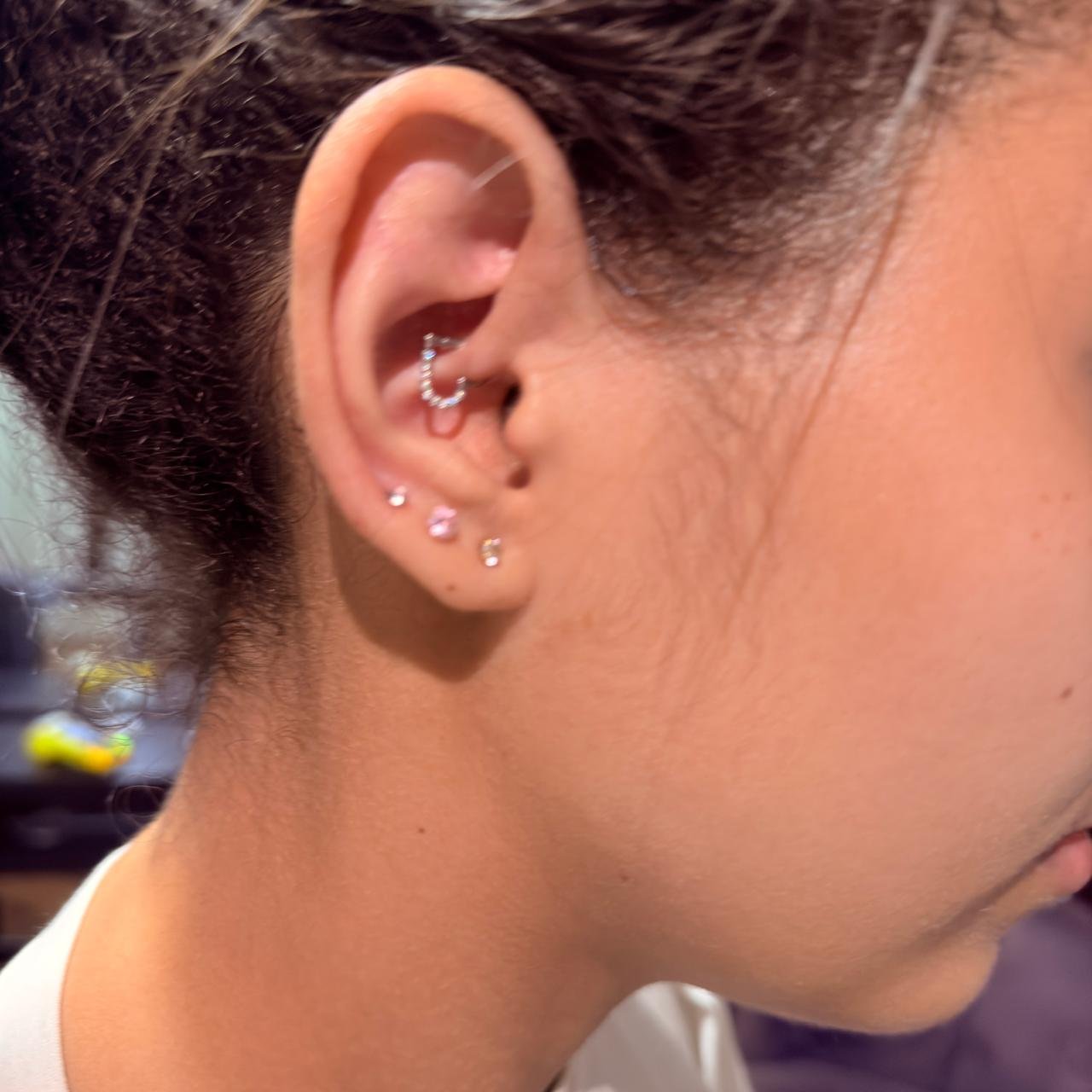 Trabalho de piercing do estúdio Paulinho Tattoo