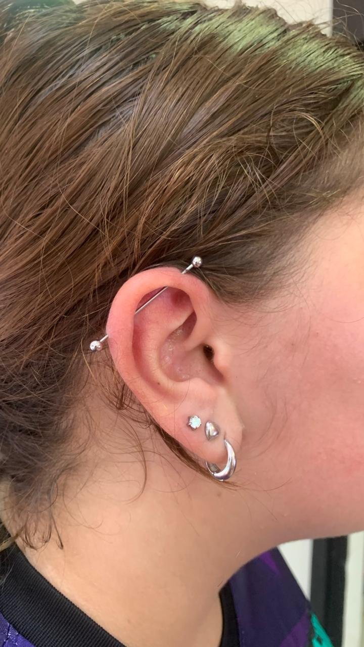 Trabalho de piercing do estúdio Paulinho Tattoo