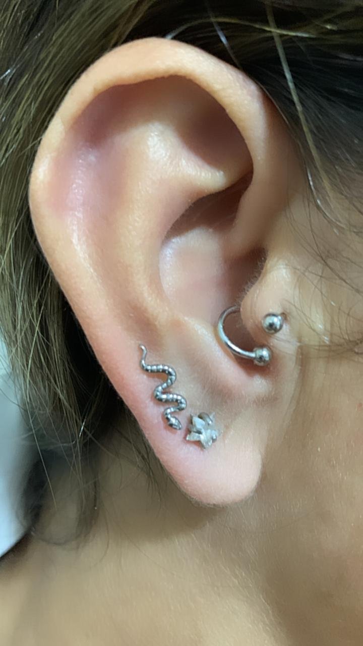 Trabalho de piercing do estúdio Paulinho Tattoo